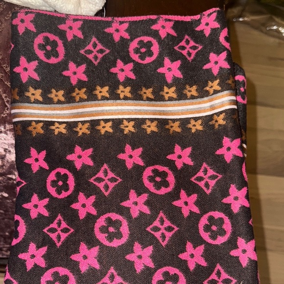 Pink Patterned Shawl - Picture 12 of 15